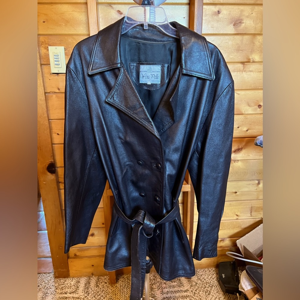 Women’s Vintage 1997 double breasted leather coat from Italy. Sz Large